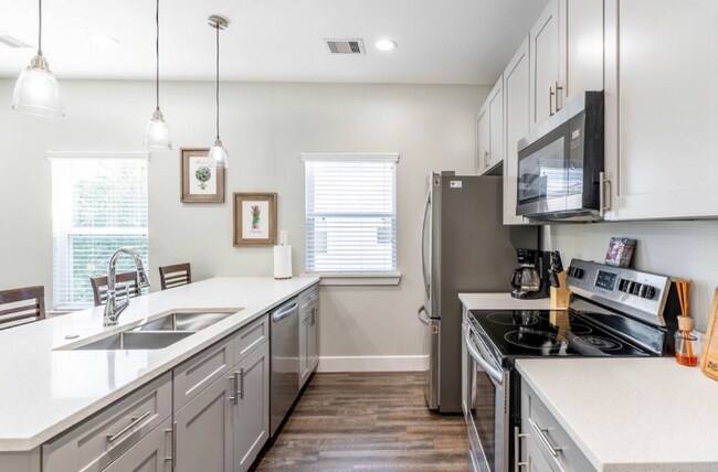 Building Photo - 144 W 5th St