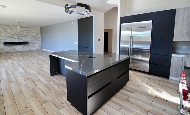 Building Photo - 671 W Calle Las Tunas