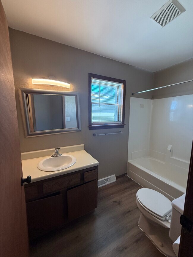 Foto del edificio - 1006 Castlewood Dr