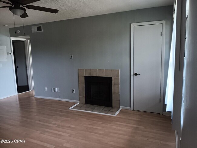Building Photo - 300 Lakepointe Dr