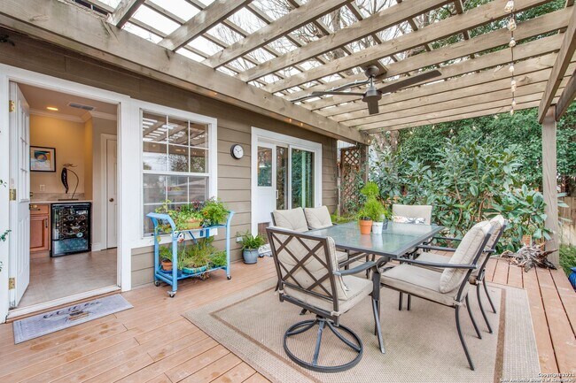 Foto del edificio - STUNNING 3-BEDROOM HOME WITH POOL IN ALAMO HEIGHTS