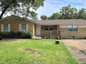 Building Photo - 400 Martin Ln