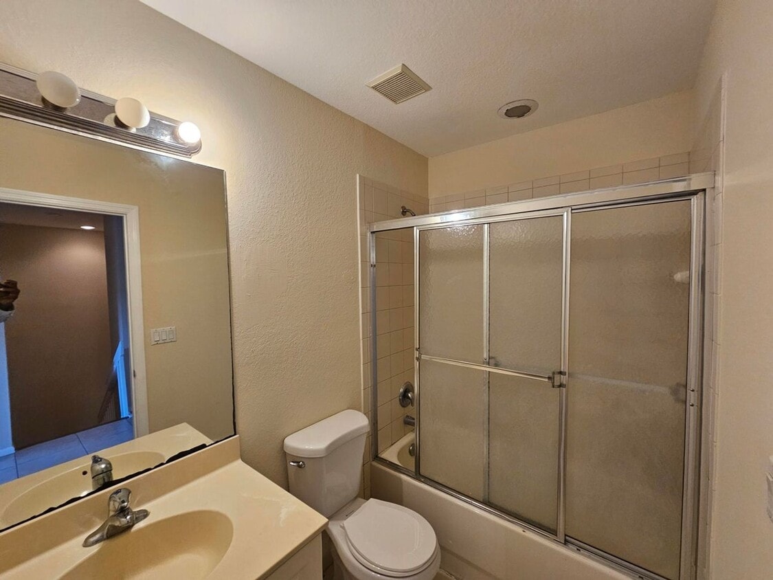 Spacious 3/2.5 Townhome - Spacious 3/2.5 Townhome