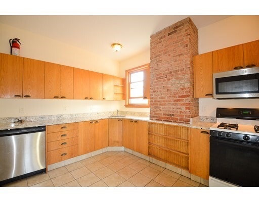 Building Photo - 74 Aldie St