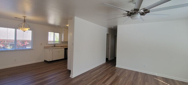 Foto del edificio - Great Shasta Lake Home in Country Setting, New LVP Flooring