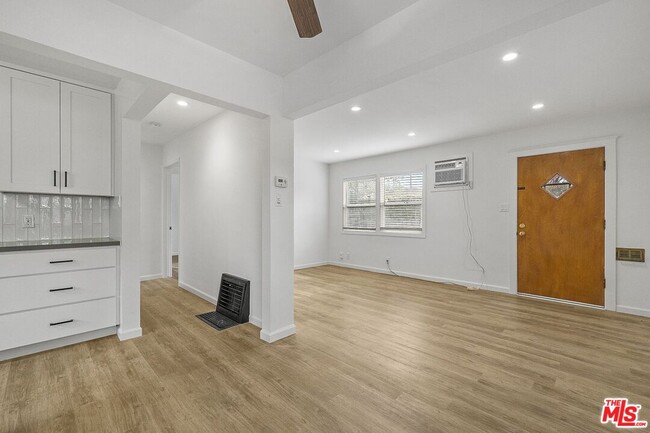 Foto del edificio - 1326 N Screenland Dr