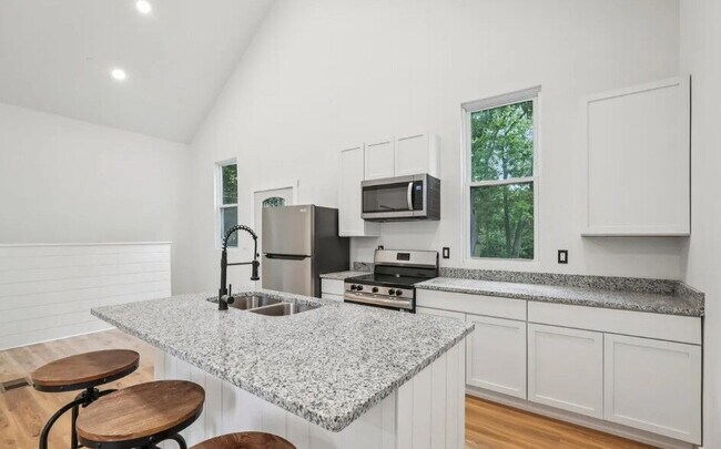 Foto del edificio - Close to the City, Easy to Call Home