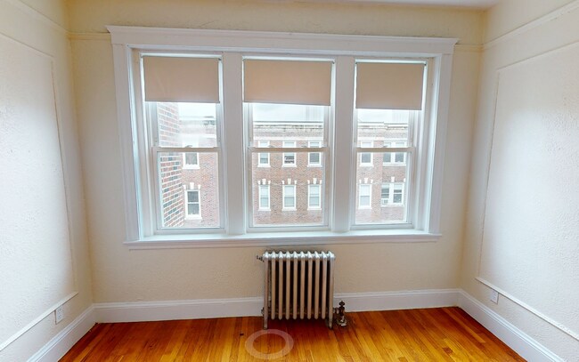 Foto del edificio - 9/1 No Fee! spacious studio w/updated eat in kitchen near B/C/D trains