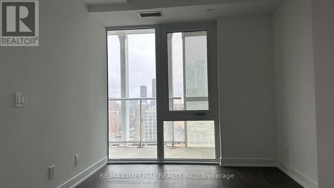 Photo du bâtiment - 88 Queen St E