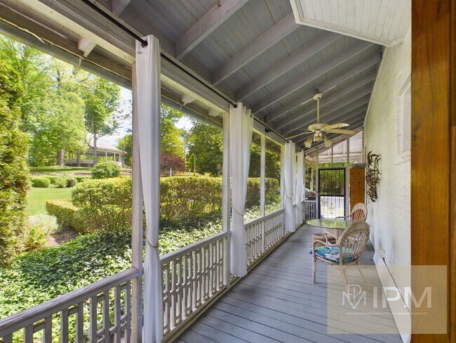 Foto del edificio - Spacious 5 Bedroom, 2.5 Bath Near The Avenues!