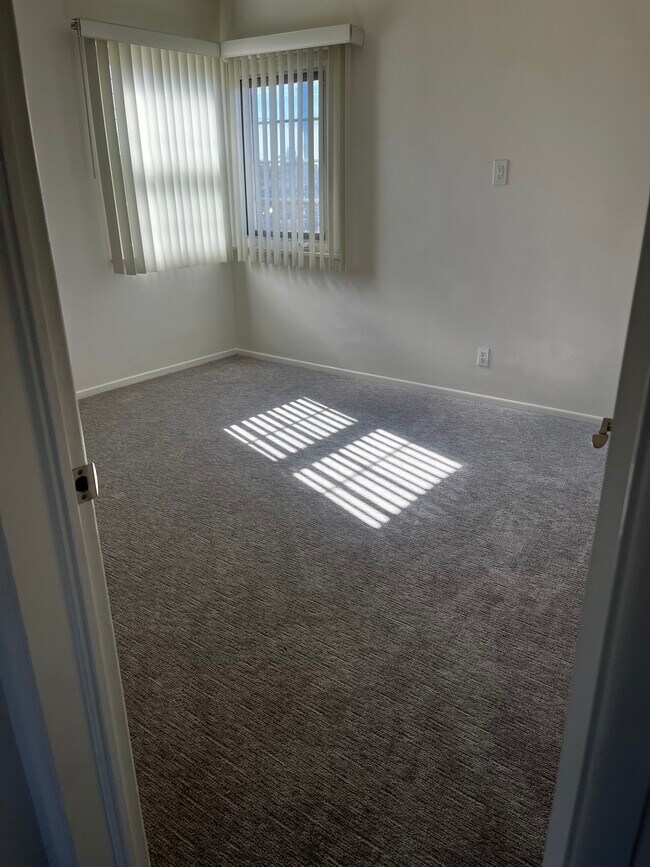 Building Photo - 520 S Inglewood Ave