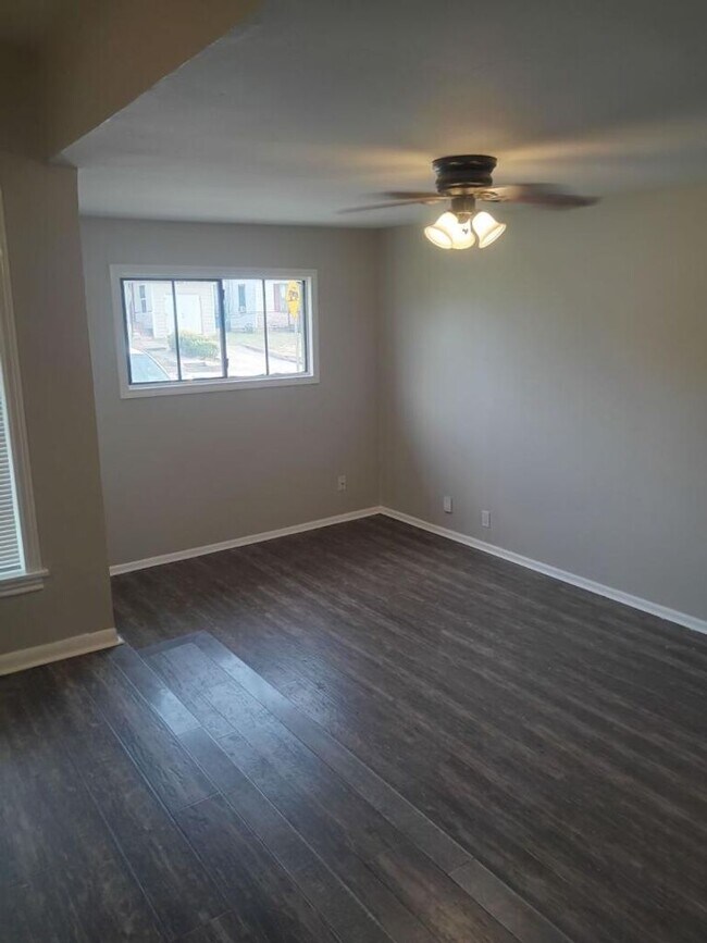 Building Photo - ADORABLE 3 BEDROOM 1 BATH REMODELED