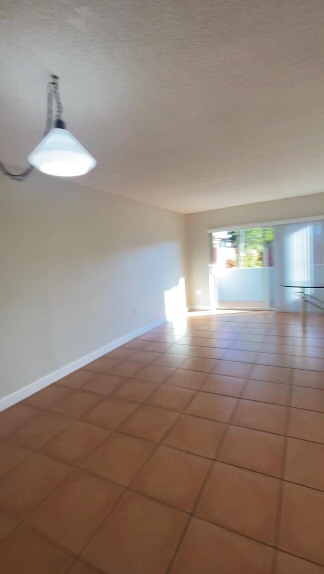 Foto del edificio - 1725 W 60th St