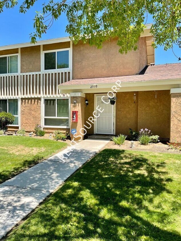 Foto principal - 3 Bedroom / 1 Full - 2 Half Bathroom Condo...