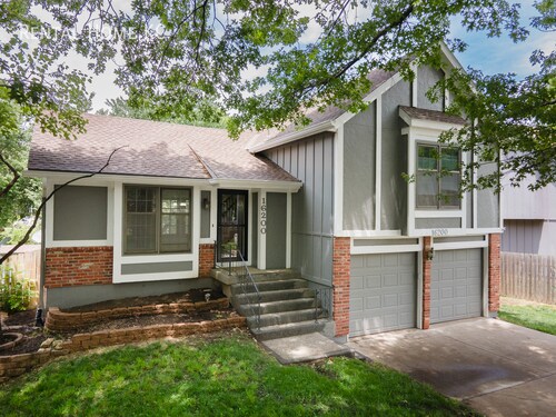 Foto principal - 3-bed/2-bath Split-level with Gorgeous Kit...