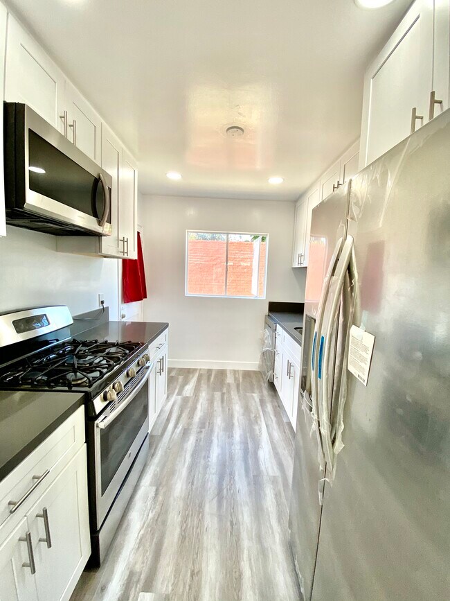 Building Photo - 336 S Doheny Dr