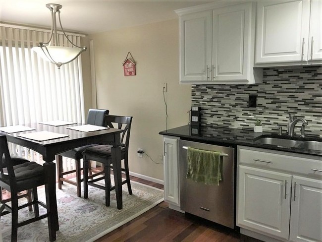 Foto del edificio - Beautiful 3 Bedroom Townhome in The Knolls!