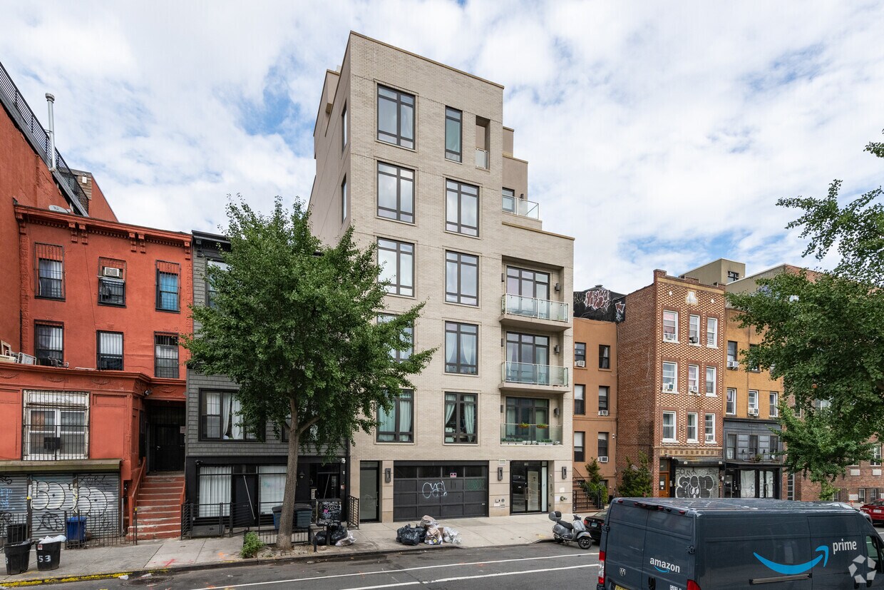 Foto principal - 159 Tompkins Ave