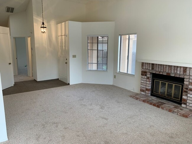 Building Photo - Beautiful Single Story 3 Bed 2 Bath Almond...