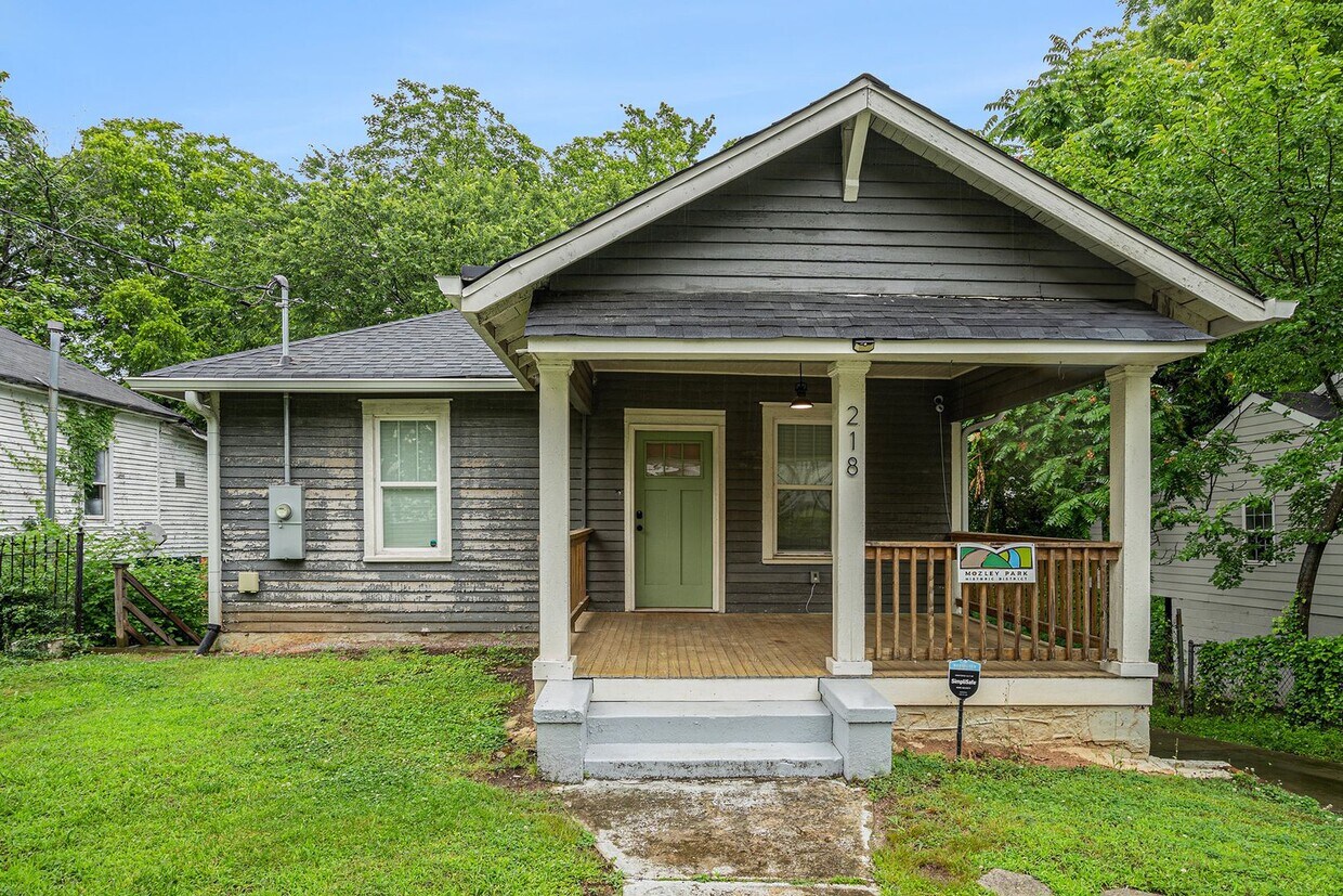 Foto principal - 4 Bedroom 3 Bath w/ Full Studio Basement