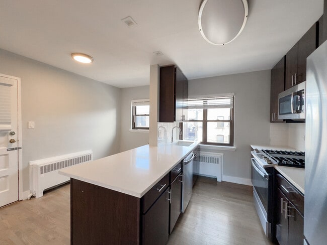 Building Photo - 618 1/2-601 Sheridan Rd