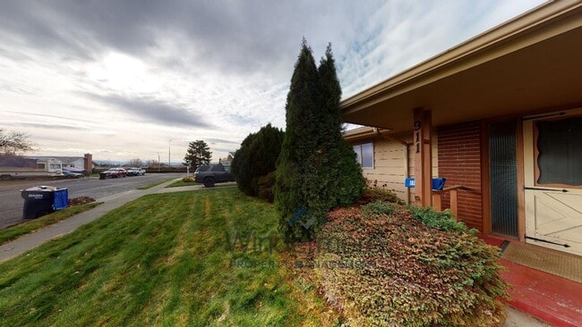 Building Photo - 911 Martin Drive *All Kitchen Appliances, ...
