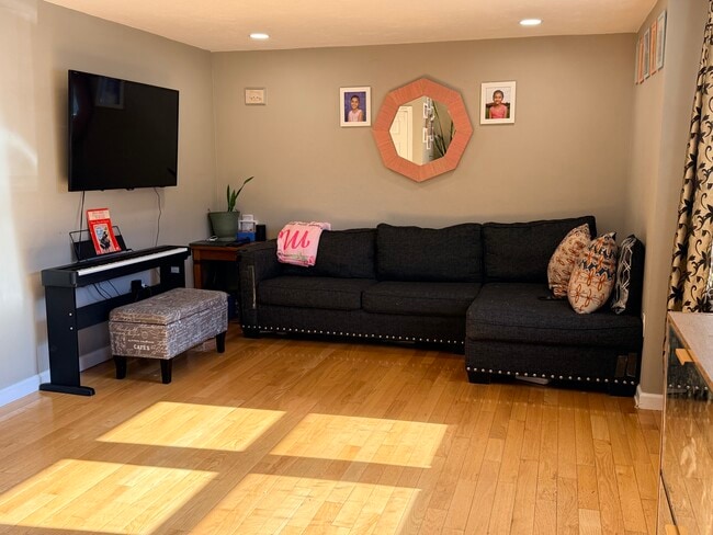 Living Room - 37 Pinecrest Vlg
