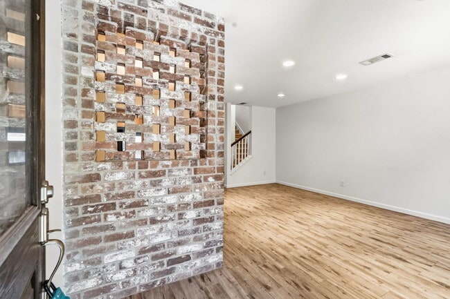Building Photo - 450 N Post Oak Ln