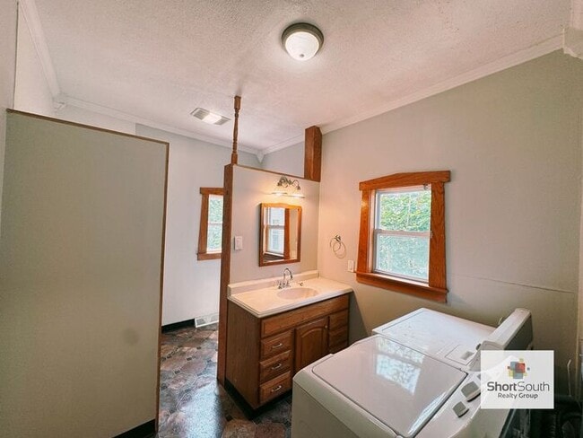 Foto del edificio - 4 bed 2 bath Single Family Home