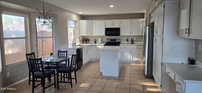 Building Photo - 1610 S Sycamore Pl