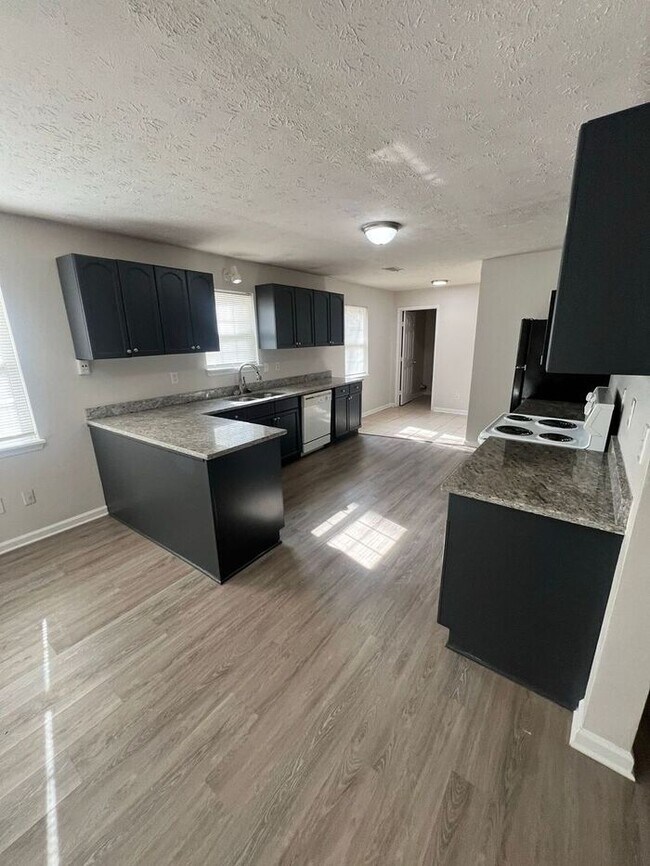 Foto del edificio - READY NOW!!! Beautiful 3 bedroom 2 bath HOME in Snellville!