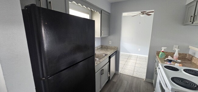 Building Photo - * APPLICATION PENDING. DO NOT APPLY! * 2 BEDROOM / 2 BATH APARTMENT (GOLDEN KEY APARTMENTS) NEAR ...