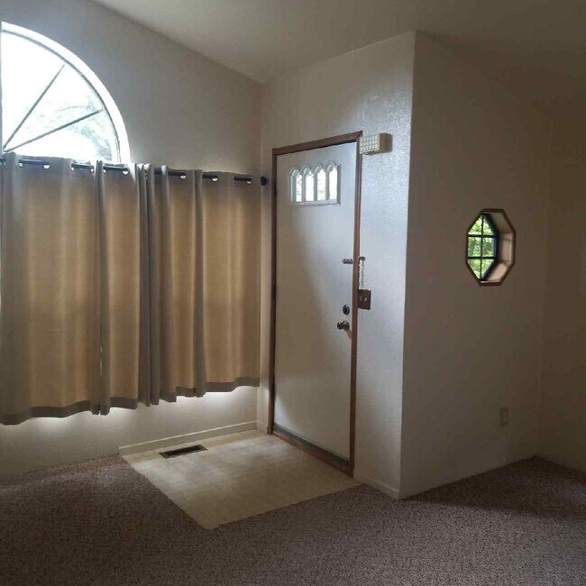 Building Photo - Welcoming and Spacious 3 Bedroom 2 Bathroo...