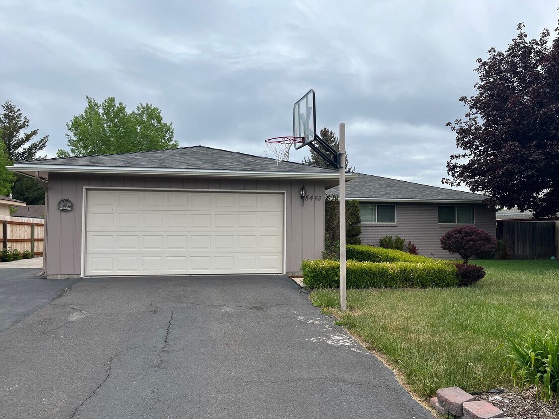 Primary Photo - Nice 3 BR 2 BA Home in Suburbs!