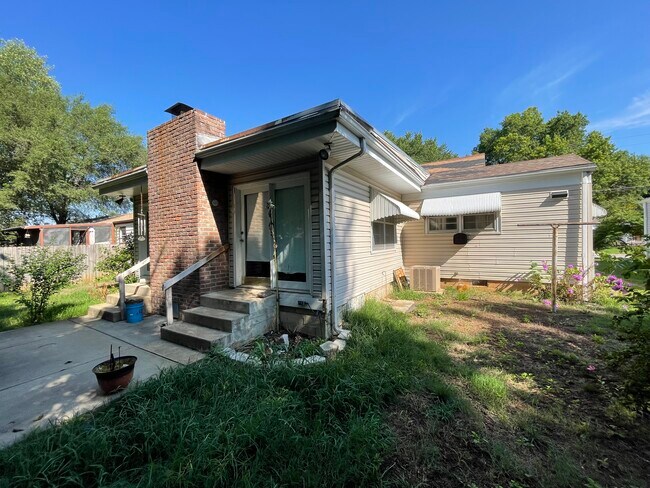 Building Photo - 308 E Lindberg St