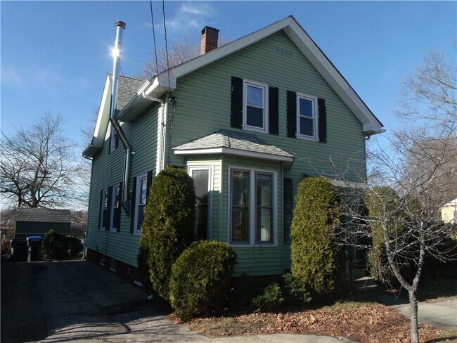 Building Photo - 64 Crescent St