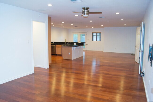 Foto del edificio - 7001 E Vernon Ave