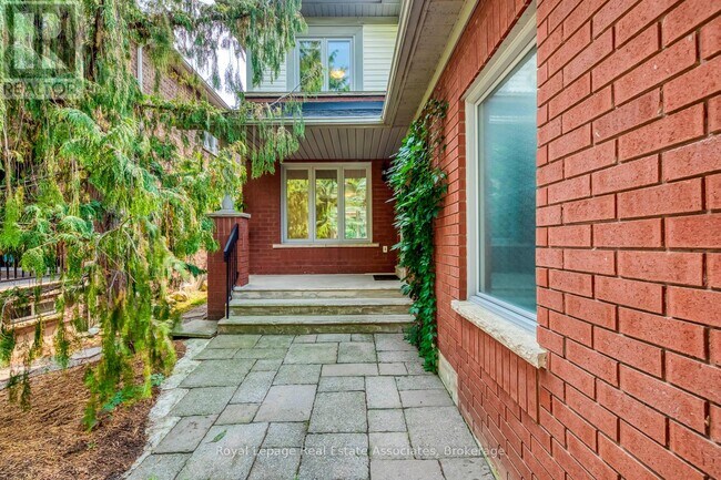 Building Photo - 5935 Dalebrook Crescent