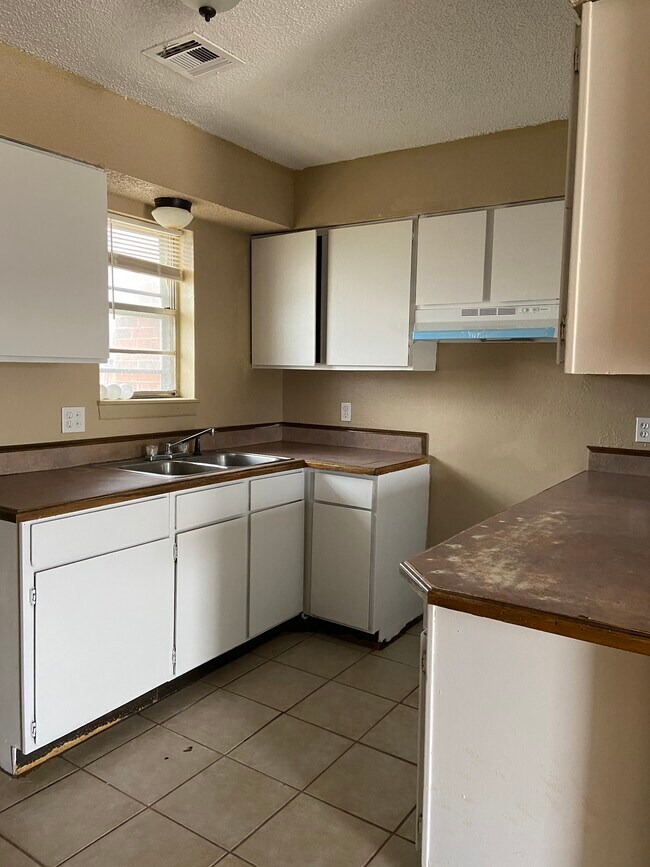 KITCHEN - 1414 Becky Ct