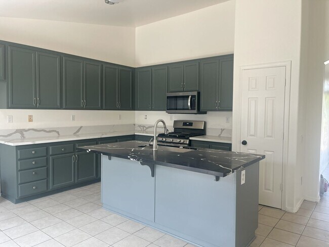 Foto del edificio - Spacious 4 Bedroom, 2 Bathroom Home | Avai...