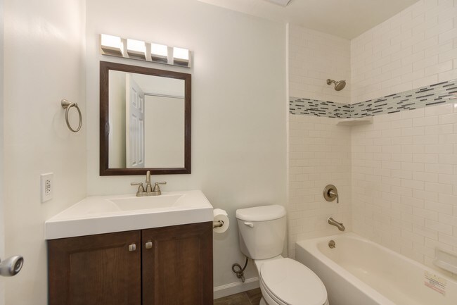 Building Photo - 4813-4815 Suncrest Way