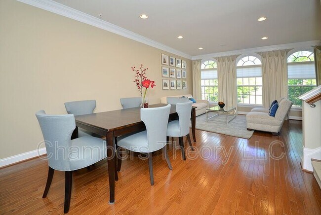 Foto del edificio - 8037 Reserve Way