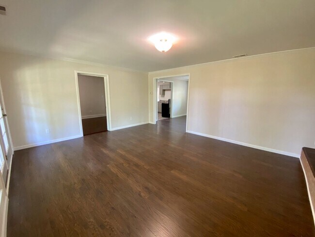 Building Photo - 3 Bedroom Home in Seneca, SC