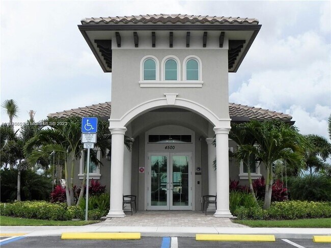 Building Photo - 950 Hillcrest Dr