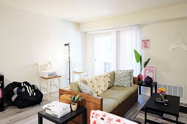 Foto del edificio - Top-Floor Corner Village Apartment – Prime...