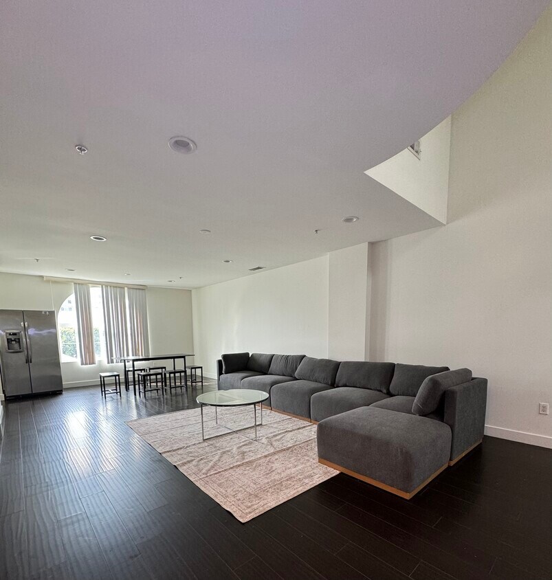 Foto principal - 3025 S Figueroa St