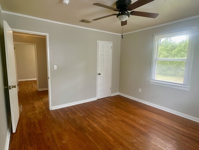 Foto del edificio - 2408 Giddens Dr