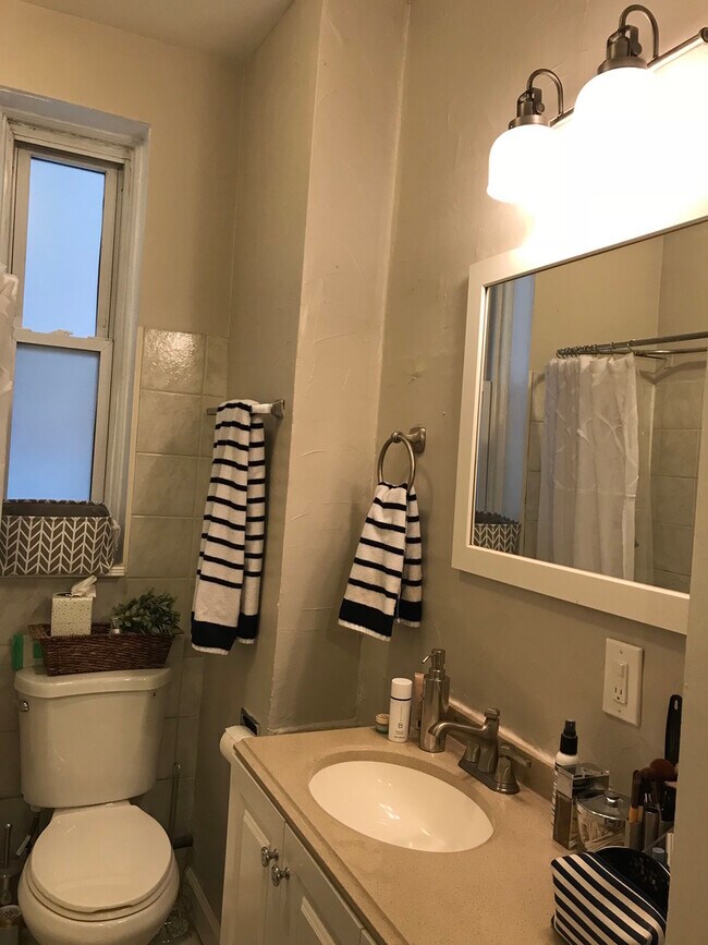 Foto del edificio - 2137 N Leavitt St
