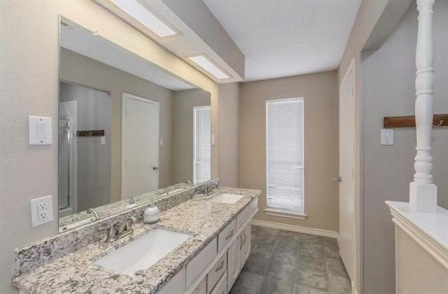 Foto del edificio - 3915 Spring Hollow Dr