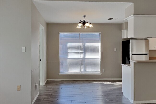 Building Photo - 22135 N Fork Dr